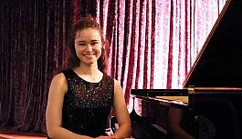 Notaların prensesi Nehir Özzengin, salgın günlerinde de Türkiye'yi gururlandırdı