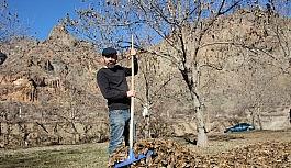 Ormanağzı köyünde bahçelerde ilkbahar temizliği yapılıyor