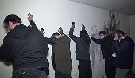 (Özel) Bursa'da kısıtlamada uyuşturucu partisine polis baskını