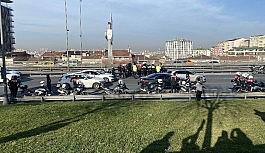 (Özel) E-5 Karayolu'nda kaza geçiren motosikletli polisin yardımına meslektaşları koştu