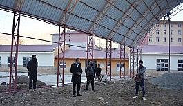 Şemdinli'de halı saha çalışmaları devam ediyor