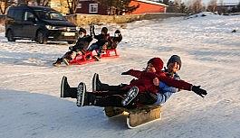 Soğuk havaya rağmen çocukların kızak keyfi