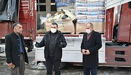 Sokak hayvanlarına mama geldi