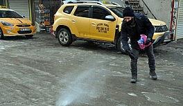 Taksiciden yol tuzlama çalışması