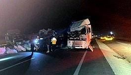 Tır park halindeki tıra çarptı: 2 yaralı