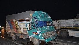 Tıra çarpan kamyonun sürücüsü kabinde sıkıştı