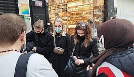 Turistlerin İstiklal'in orta yerinde yaptıkları pes dedirtti