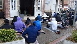 Yağan rahmet altında namazlarını kıldılar