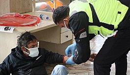 Yeni yıla sokakta uyuyarak giren evsiz vatandaşa polis sahip çıktı