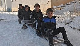 Yüksekovalı çocukların kızak keyfi