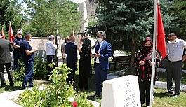 Oltu’da şehitliği ziyaret ederek karanfil...